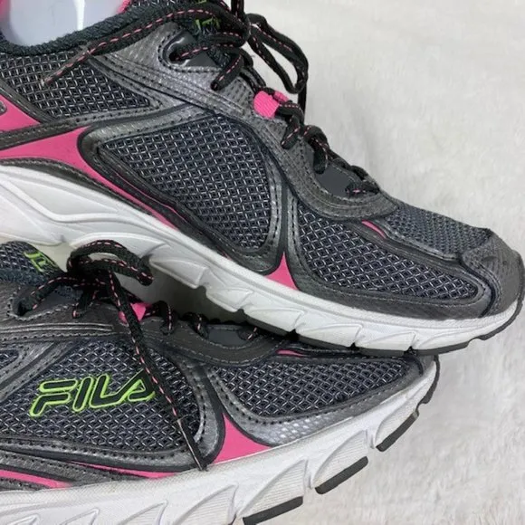 LIKE NEW Fila Women's‎ Silver &amp; Sugarplum Quadrix Running Shoe, size 10