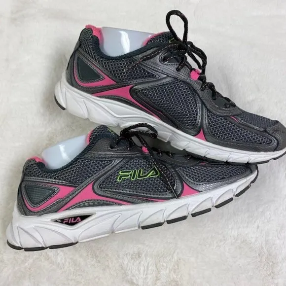 LIKE NEW Fila Women's‎ Silver &amp; Sugarplum Quadrix Running Shoe, size 10