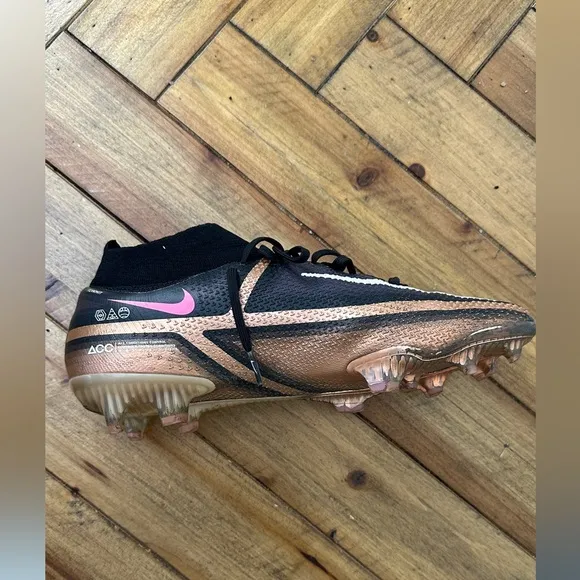 Men’s 8.5 Nike Hypervenom soccer shoes