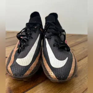 Men’s 8.5 Nike Hypervenom soccer shoes
