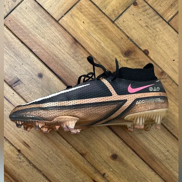 Men’s 8.5 Nike Hypervenom soccer shoes