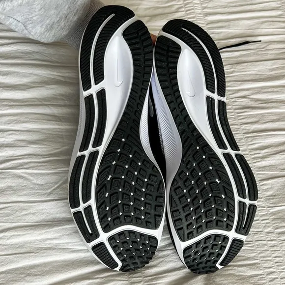 Men’s Nike Black and White Air Zoom Shoes with 11.5