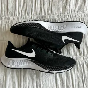 Men’s Nike Black and White Air Zoom Shoes with 11.5