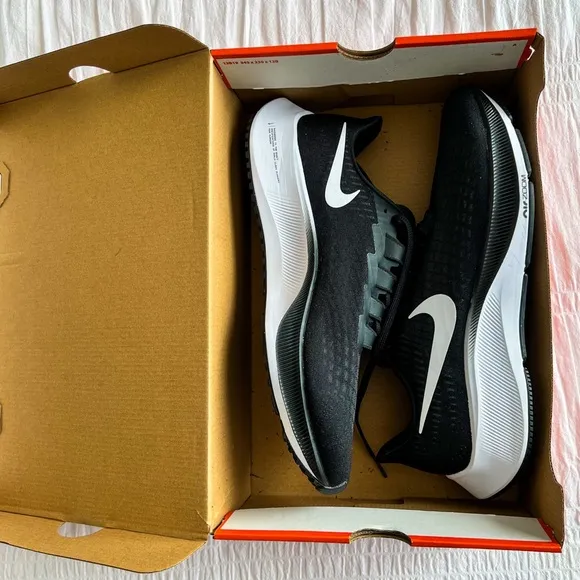 Men’s Nike Black and White Air Zoom Shoes with 11.5