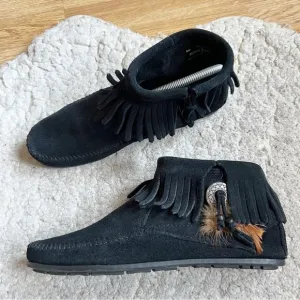 Minnetonka Women's Concho/Feather Side Zip Black Leather Moccasin Booties Sz 9.5