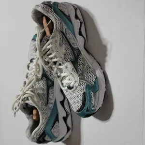 MIZUNO WAVE INSPIRE 4 CASUAL ATHLETIC ACTIVEWEAR LACE UP SNEAKERS WOMENS SIZE 8
