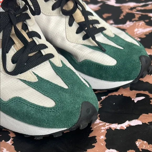 New Balance 327 Nightwatch Green