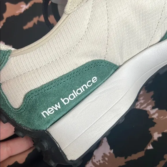 New Balance 327 Nightwatch Green