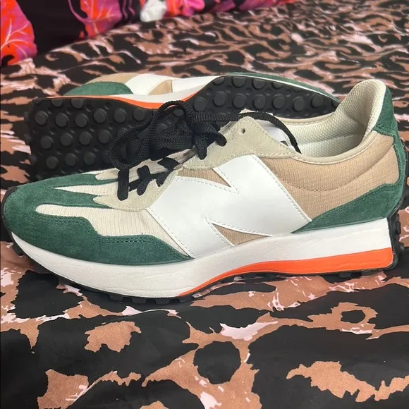 New Balance 327 Nightwatch Green