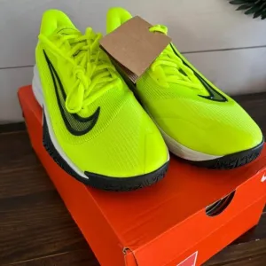 New in box Men's Nike Precision VII Basketball Shoes, size 8