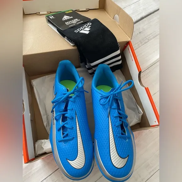 New!! Nike Ladies 7 men’s 5.5 blue/green phantom soccer shoes   new adidas socks