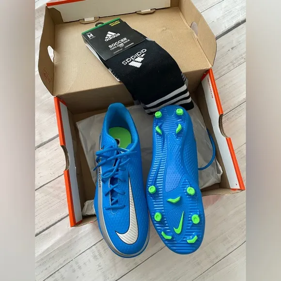 New!! Nike Ladies 7 men’s 5.5 blue/green phantom soccer shoes   new adidas socks