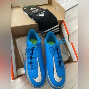 New!! Nike Ladies 7 men’s 5.5 blue/green phantom soccer shoes   new adidas socks