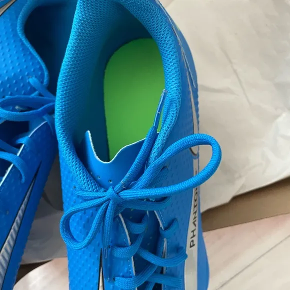 New!! Nike Ladies 7 men’s 5.5 blue/green phantom soccer shoes   new adidas socks