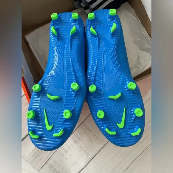 New!! Nike Ladies 7 men’s 5.5 blue/green phantom soccer shoes   new adidas socks