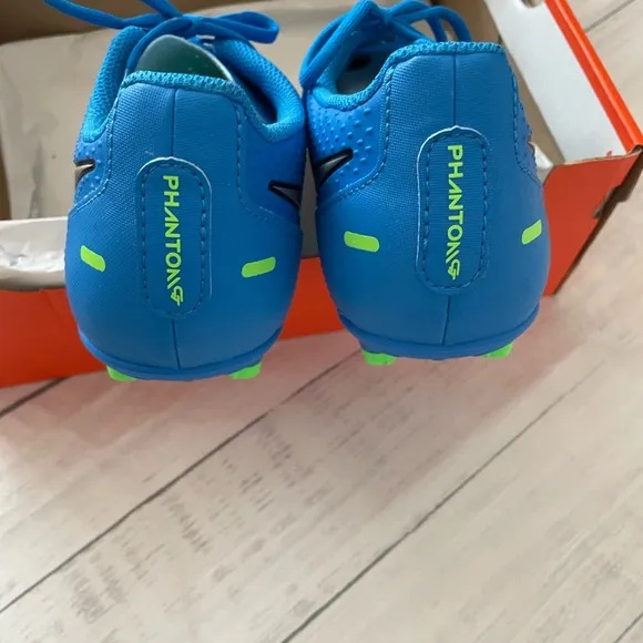 New!! Nike Ladies 7 men’s 5.5 blue/green phantom soccer shoes   new adidas socks