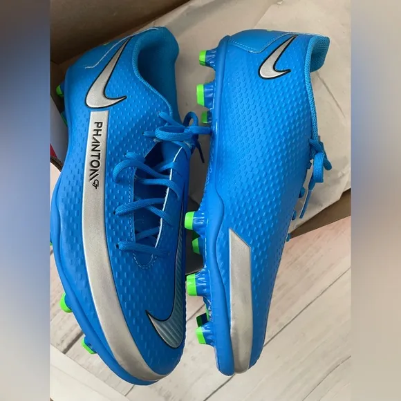 New!! Nike Ladies 7 men’s 5.5 blue/green phantom soccer shoes   new adidas socks