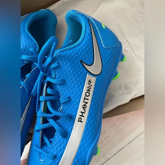 New!! Nike Ladies 7 men’s 5.5 blue/green phantom soccer shoes   new adidas socks