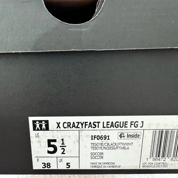 NEW!! Soccer boys shoes size 5,5 US with box