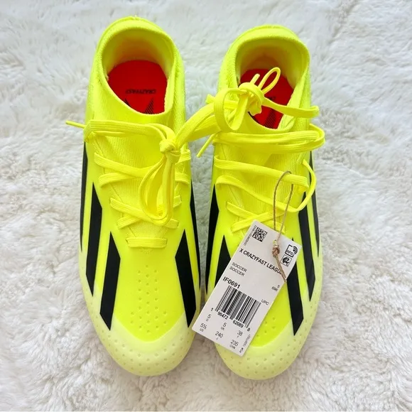 NEW!! Soccer boys shoes size 5,5 US with box