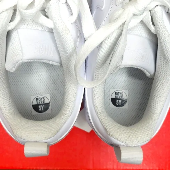 NIB Boys Nike Court Borough Low 2 (GS) Shoes  Size 5Y