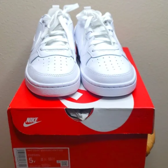 NIB Boys Nike Court Borough Low 2 (GS) Shoes  Size 5Y