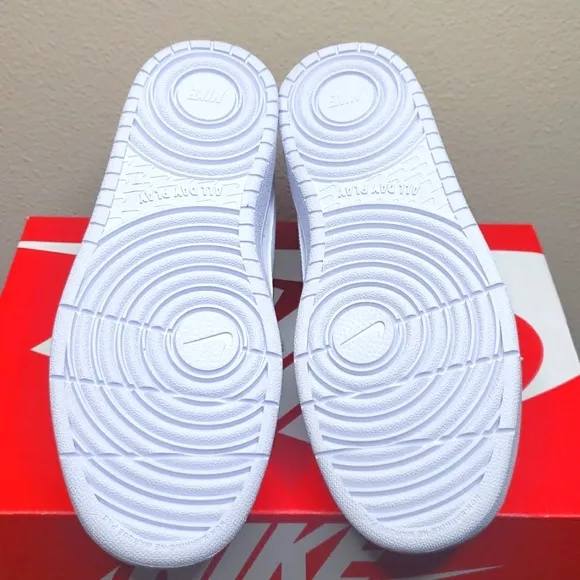 NIB Boys Nike Court Borough Low 2 (GS) Shoes  Size 5Y
