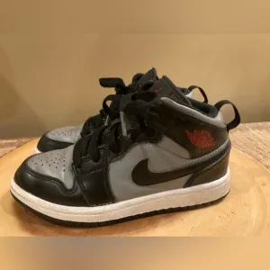 Nike Air Jordan 1 Mid Shadow/ Black/Gym Red PS kids Sneaker 640734 096- SZ 13C