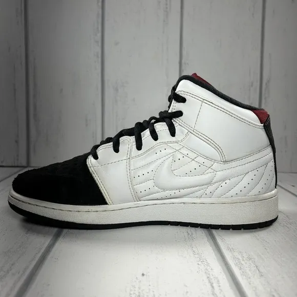Nike Air Jordan 1 Retro '99 Boy's Sneakers White Black Size 5.5 Y 654962-101