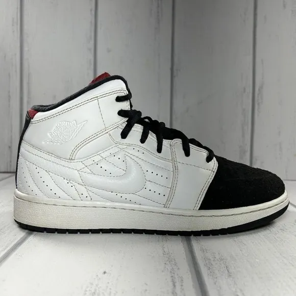Nike Air Jordan 1 Retro '99 Boy's Sneakers White Black Size 5.5 Y 654962-101