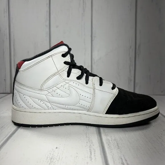 Nike Air Jordan 1 Retro '99 Boy's Sneakers White Black Size 5.5 Y 654962-101