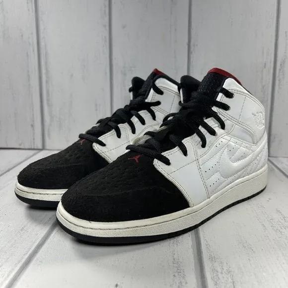 Nike Air Jordan 1 Retro '99 Boy's Sneakers White Black Size 5.5 Y 654962-101