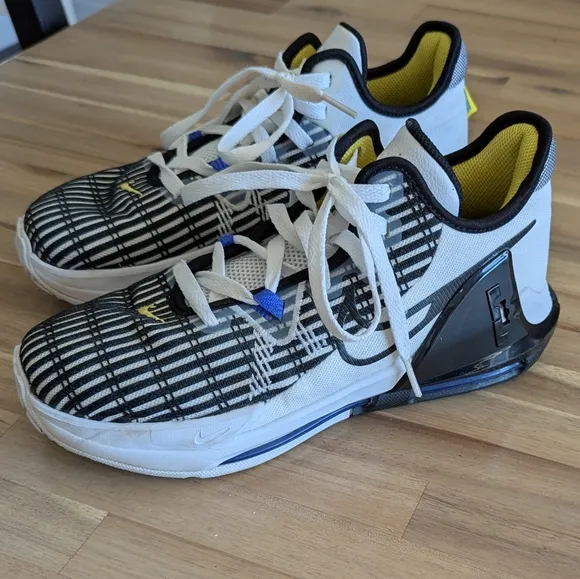 Nike Black and White Athletic Sneakers (6.5 Youth)
