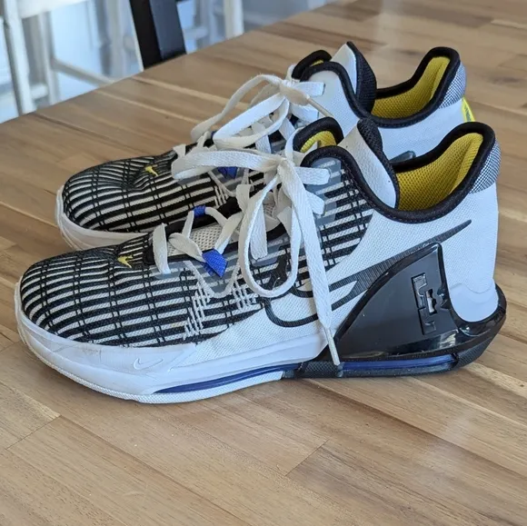 Nike Black and White Athletic Sneakers (6.5 Youth)