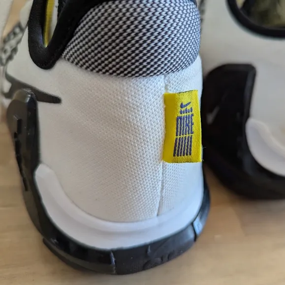 Nike Black and White Athletic Sneakers (6.5 Youth)