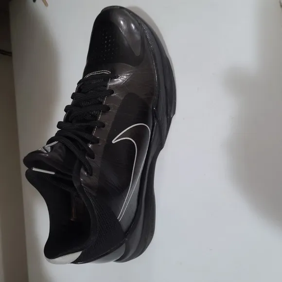 Nike Black Low-Top Athletic Shoes with Swoosh