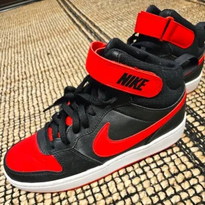 Nike Boys Court Borough Mid 2 Black University Red Bball Sneakers Size:7Y/W9