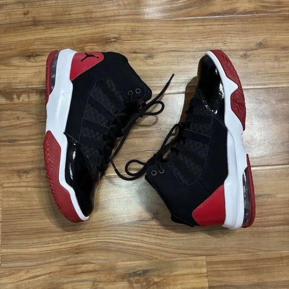 Nike Jordan Max Aura Black Gym Red Sneakers, size 5Y  AQ9214-006 Shoes