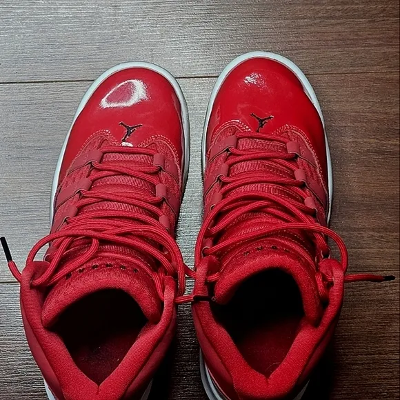 Nike Jordan Max Aura Gym Red Shoes 6Y youth/ big kids or womans size 8