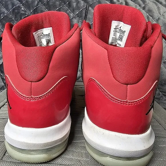 Nike Jordan Max Aura Gym Red Shoes 6Y youth/ big kids or womans size 8