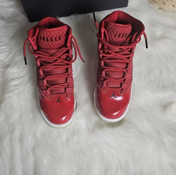 Nike Jordan Max Aura Gym Red Shoes 6Y youth/ big kids or womans size 8