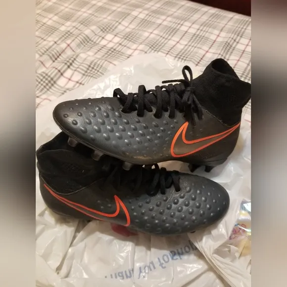 Nike JR Magista Obra II 2 FG Black &amp; Crimson Soccer Cleat Sz 5.5 pre owened.