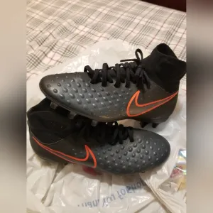 Nike JR Magista Obra II 2 FG Black &amp; Crimson Soccer Cleat Sz 5.5 pre owened.