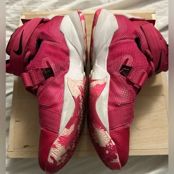 Nike Lebron James IX 9 Soldier Zoom Think Pink Breast Cancer Shoes Men Size 9.5