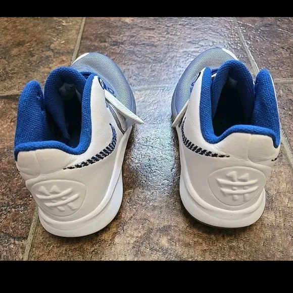 Nike Mens Flytrap 3 Athletic Shoes  Size 7