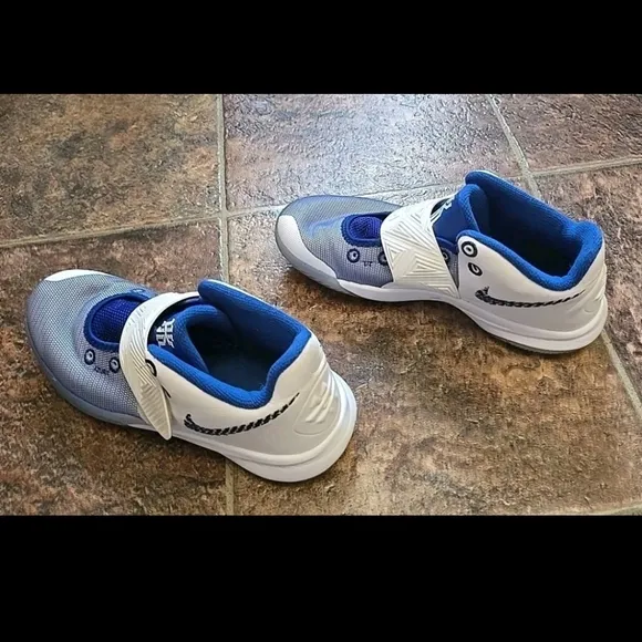 Nike Mens Flytrap 3 Athletic Shoes  Size 7