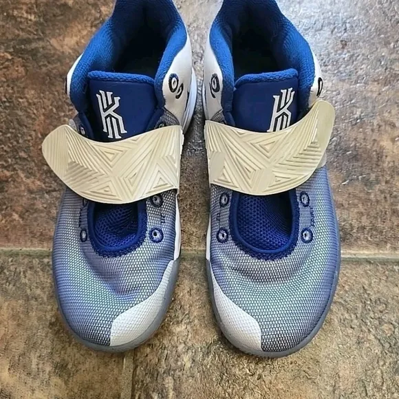 Nike Mens Flytrap 3 Athletic Shoes  Size 7
