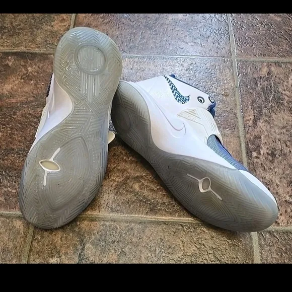 Nike Mens Flytrap 3 Athletic Shoes  Size 7