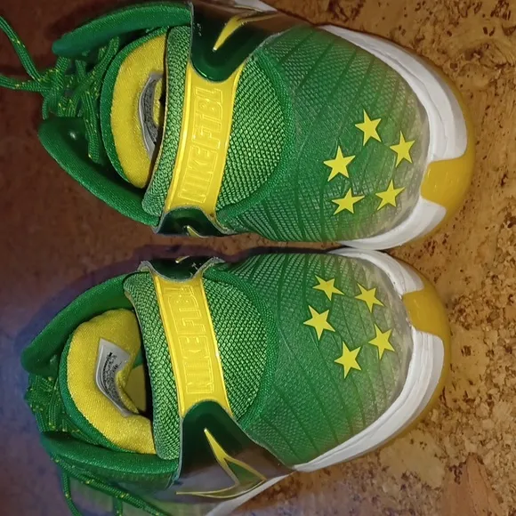 Nike Men's Size 10.5 Oregon Ducks Zoom Field 5 Star General Football Shoes