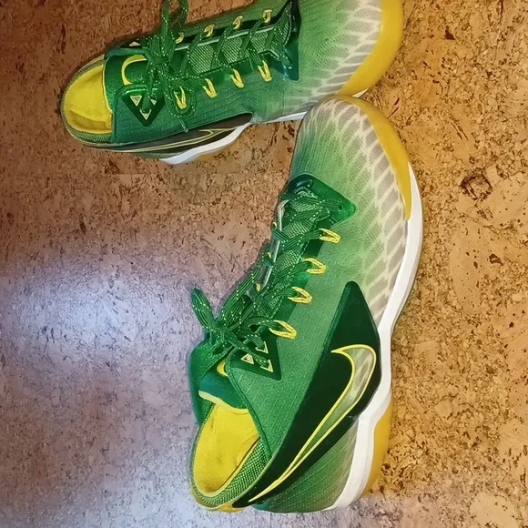 Nike Men's Size 10.5 Oregon Ducks Zoom Field 5 Star General Football Shoes